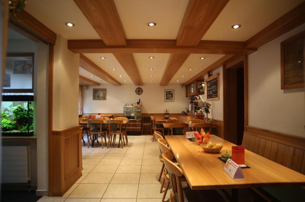 Gasthaus Pension Zum Turm Hospental Bagian luar foto